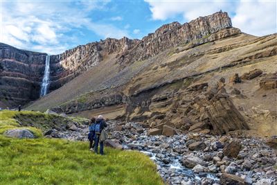 Hengifoss mit Besucher